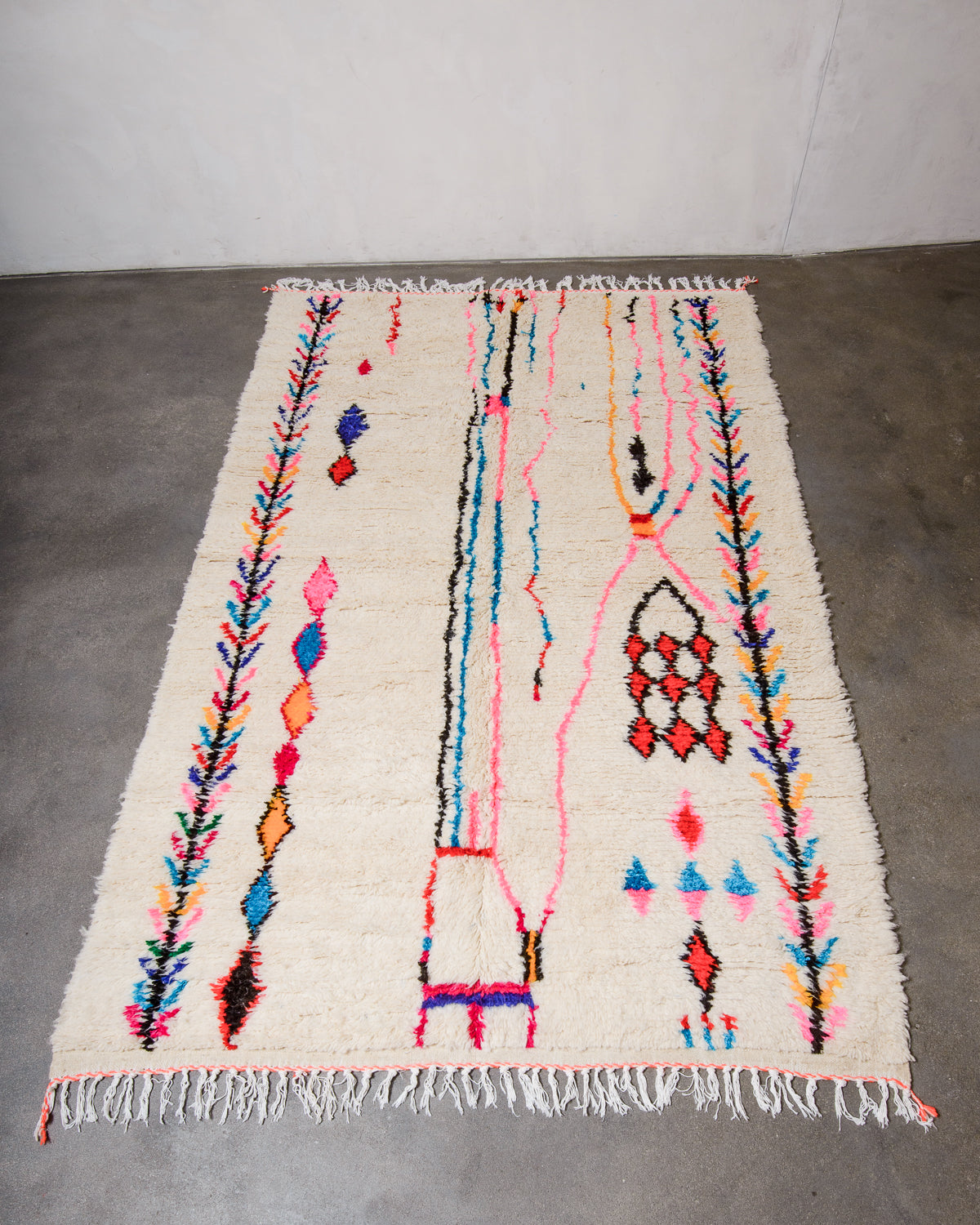 Modern designer handcrafted Berber rug from Morocco. Azilal rug with beautiful colours and patterns. Made of sheep’s wool and cotton.